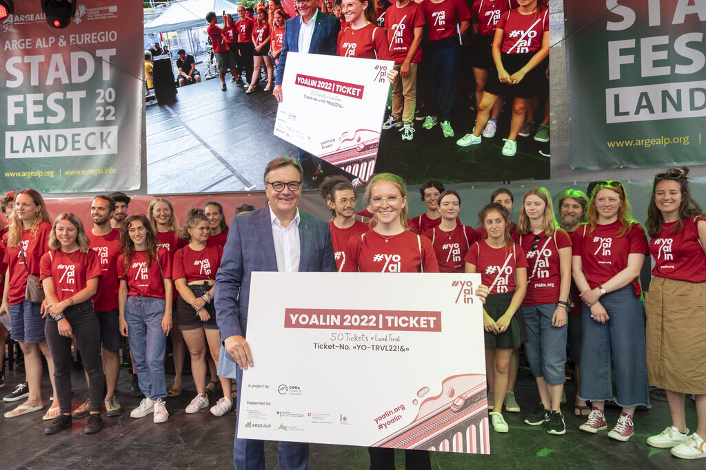 LH Günther Platter überreichte symbolisch die 50 von der ARGE ALP gesponserten Youth Alpine Interrail Tickets.