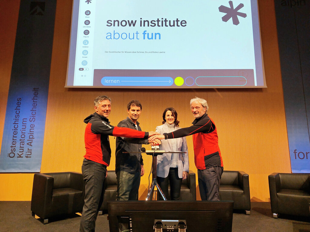 © Land Tirol/Brandhuber - V.re.: Hermann Spiegl (Landesleiter Bergrettung), LRin Astrid Mair, Clemens Matt (Generalsekretär Österreichischer Alpenverein) und Stefan Hochstaffl (Landesleiter-Stellvertreter Bergrettung Tirol)