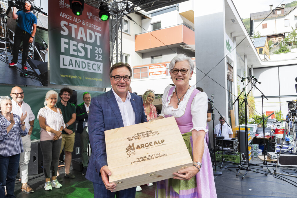 ARGE ALP Fest in Landeck: Im Zuge des Festaktes wurden auch die kulinarischen Körbe des ARGE ALP-Projekts „Kulinarisches Erbe“ präsentiert und übergeben.