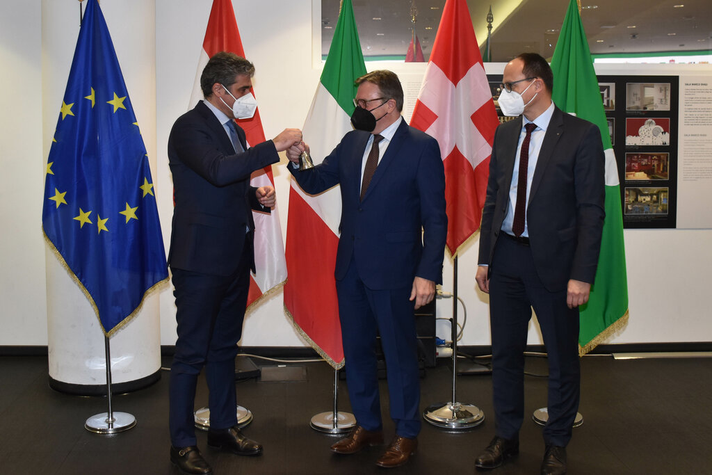 LH a.D. Günther Platter übernahm im Jänner den Vorsitz der ARGE ALP von der Lombardei – im Bild mit dem lombardischen Staatssekretär, Alan Rizzi und dem Regierungspräsidenten von St. Gallen, Marc Mächler.